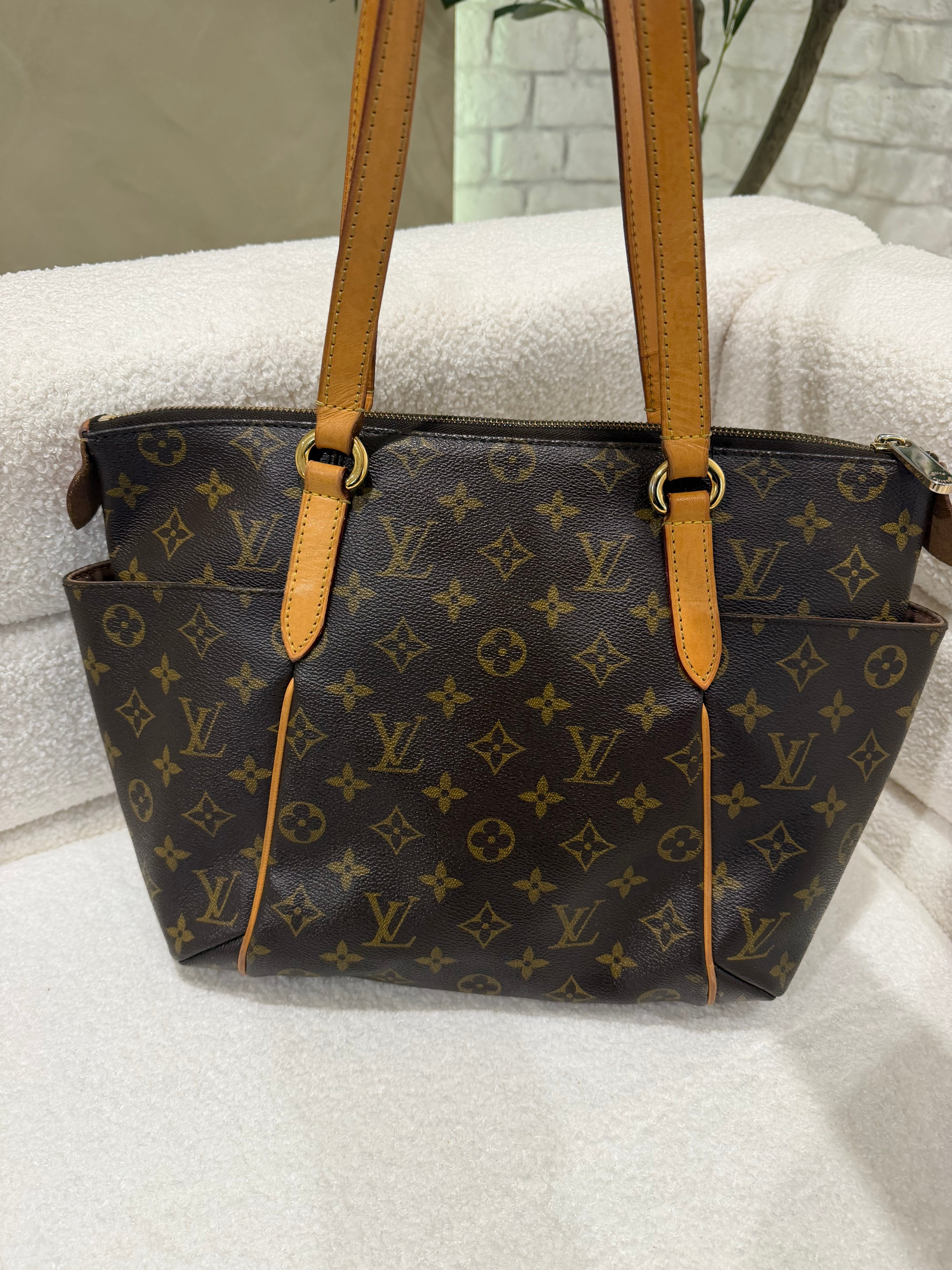 Louis Vuitton MM Monogram Shoulder Bag | Very Good Condition