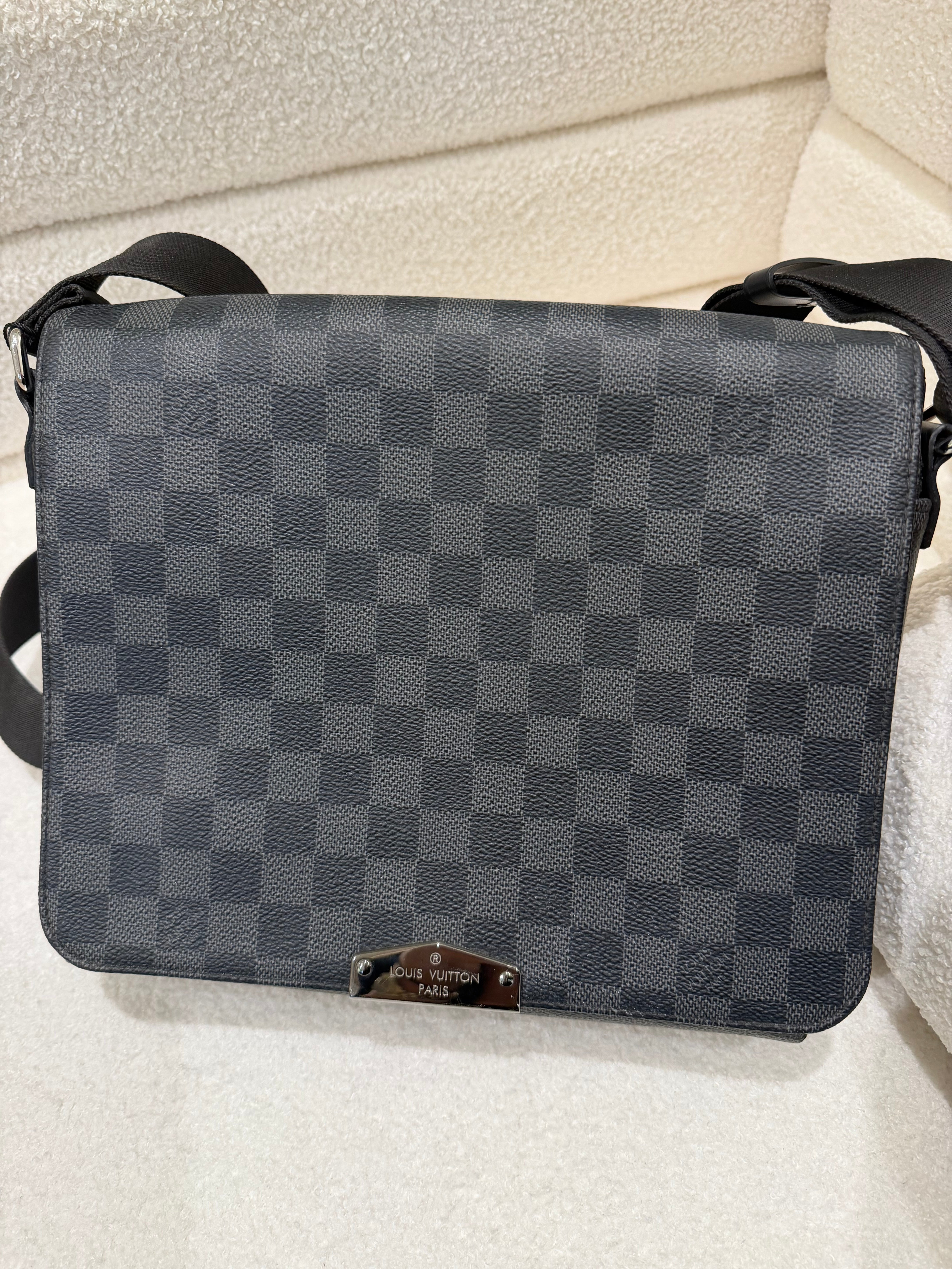 Louis Vuitton Men’s Damier Graphite Messenger Bag |