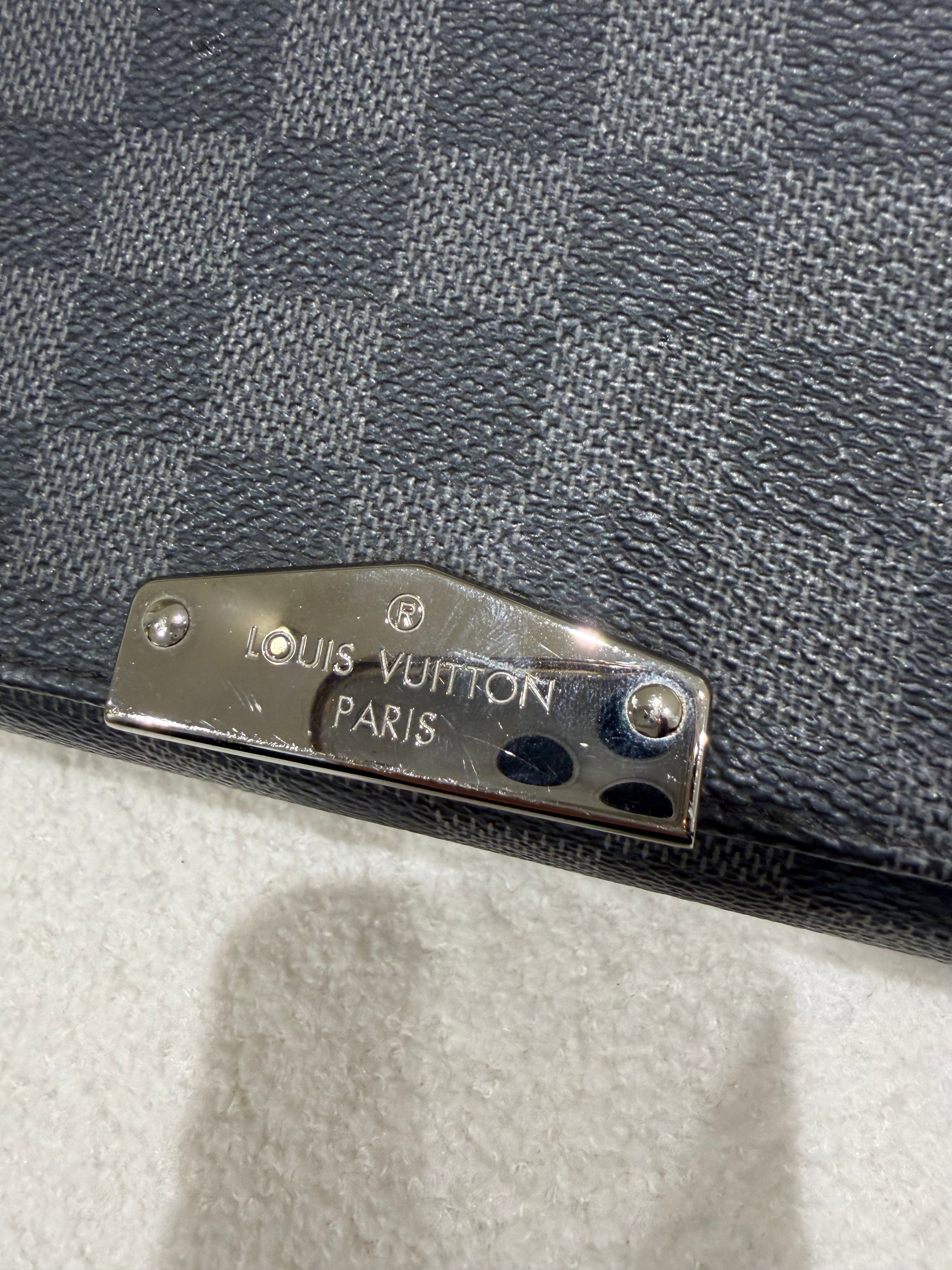 Louis Vuitton Men’s Damier Graphite Messenger Bag |