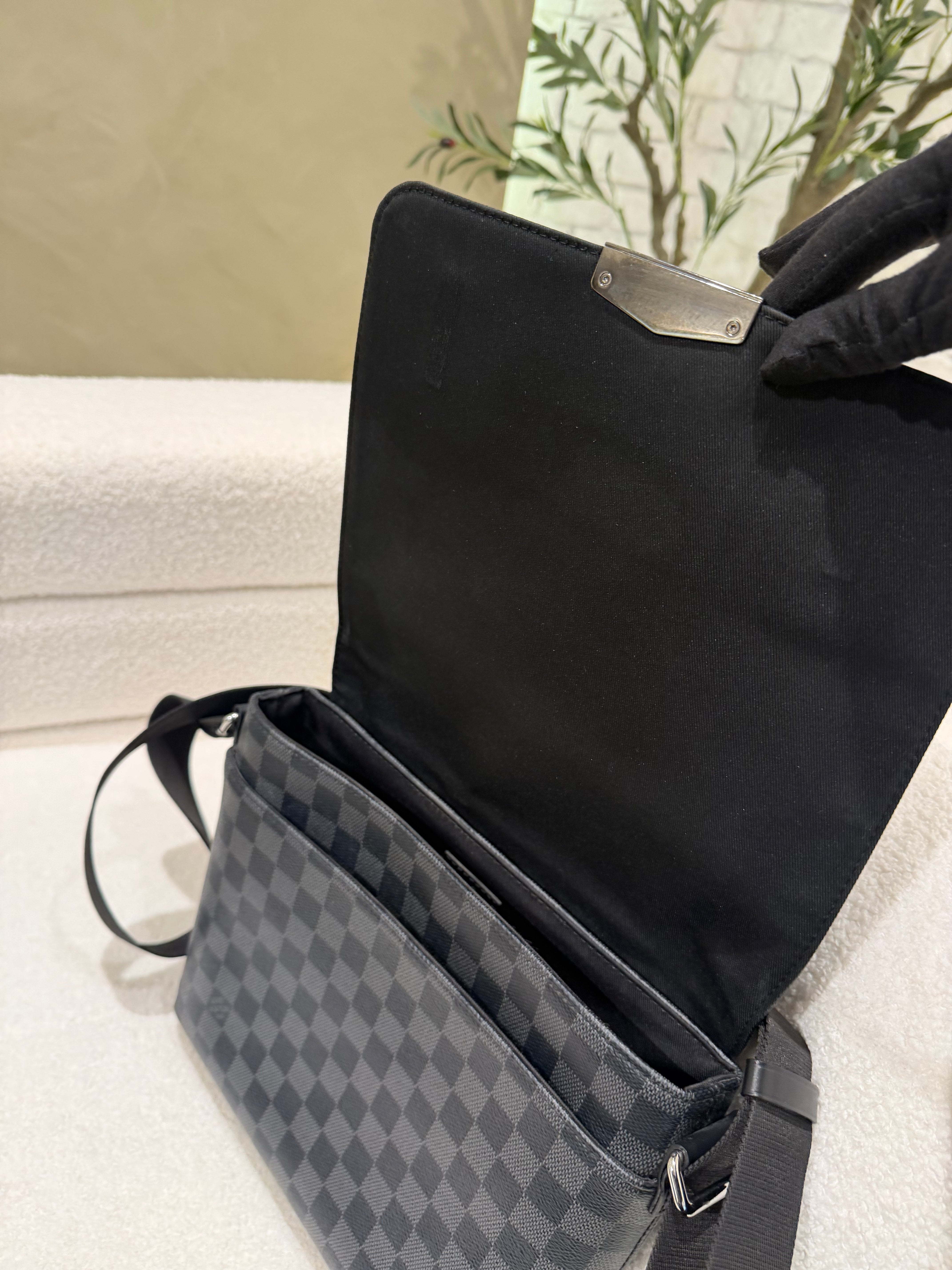 Louis Vuitton Men’s Damier Graphite Messenger Bag |
