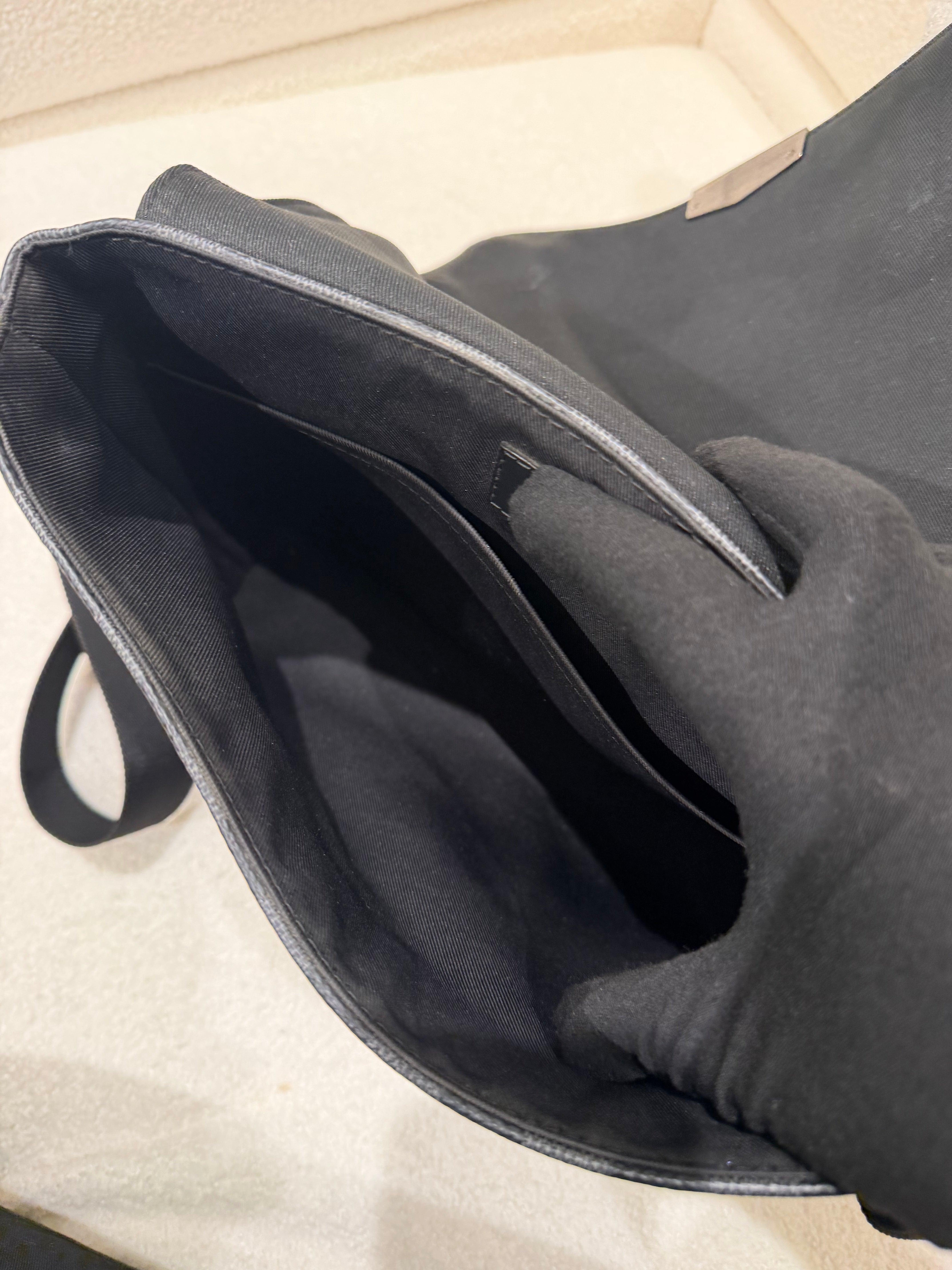 Louis Vuitton Men’s Damier Graphite Messenger Bag |