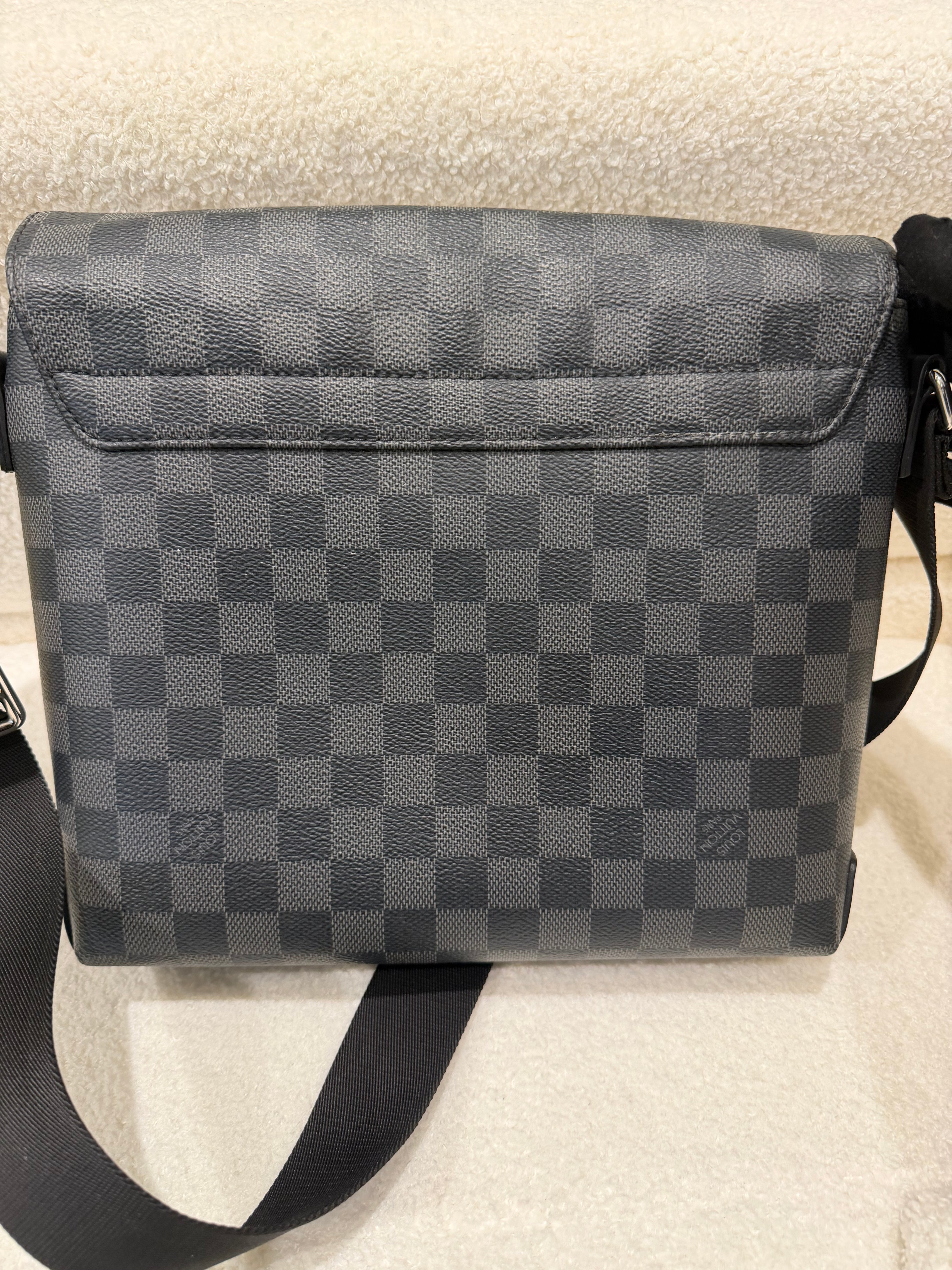 Louis Vuitton Men’s Damier Graphite Messenger Bag |