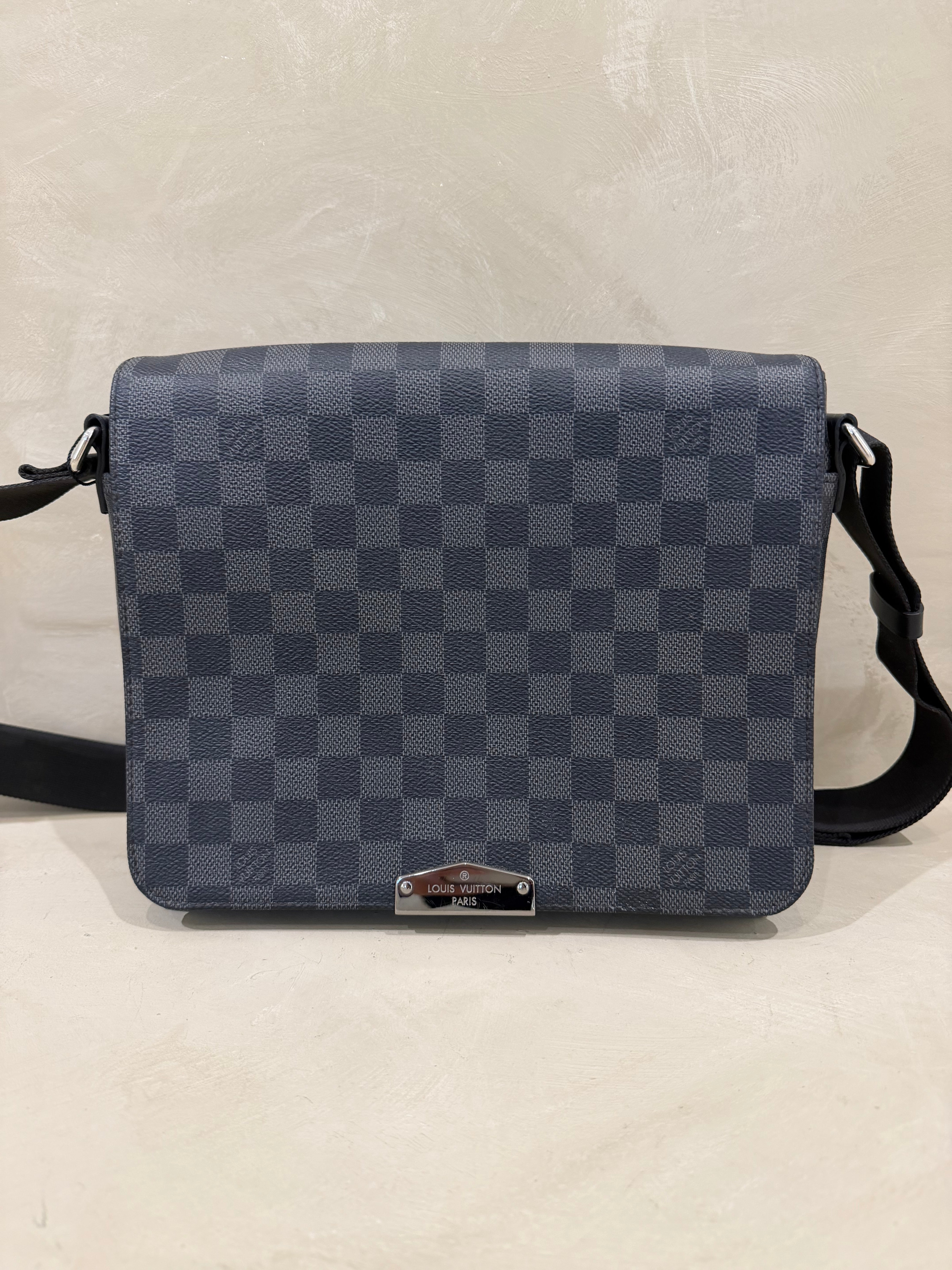 Louis Vuitton Men’s Damier Graphite Messenger Bag |