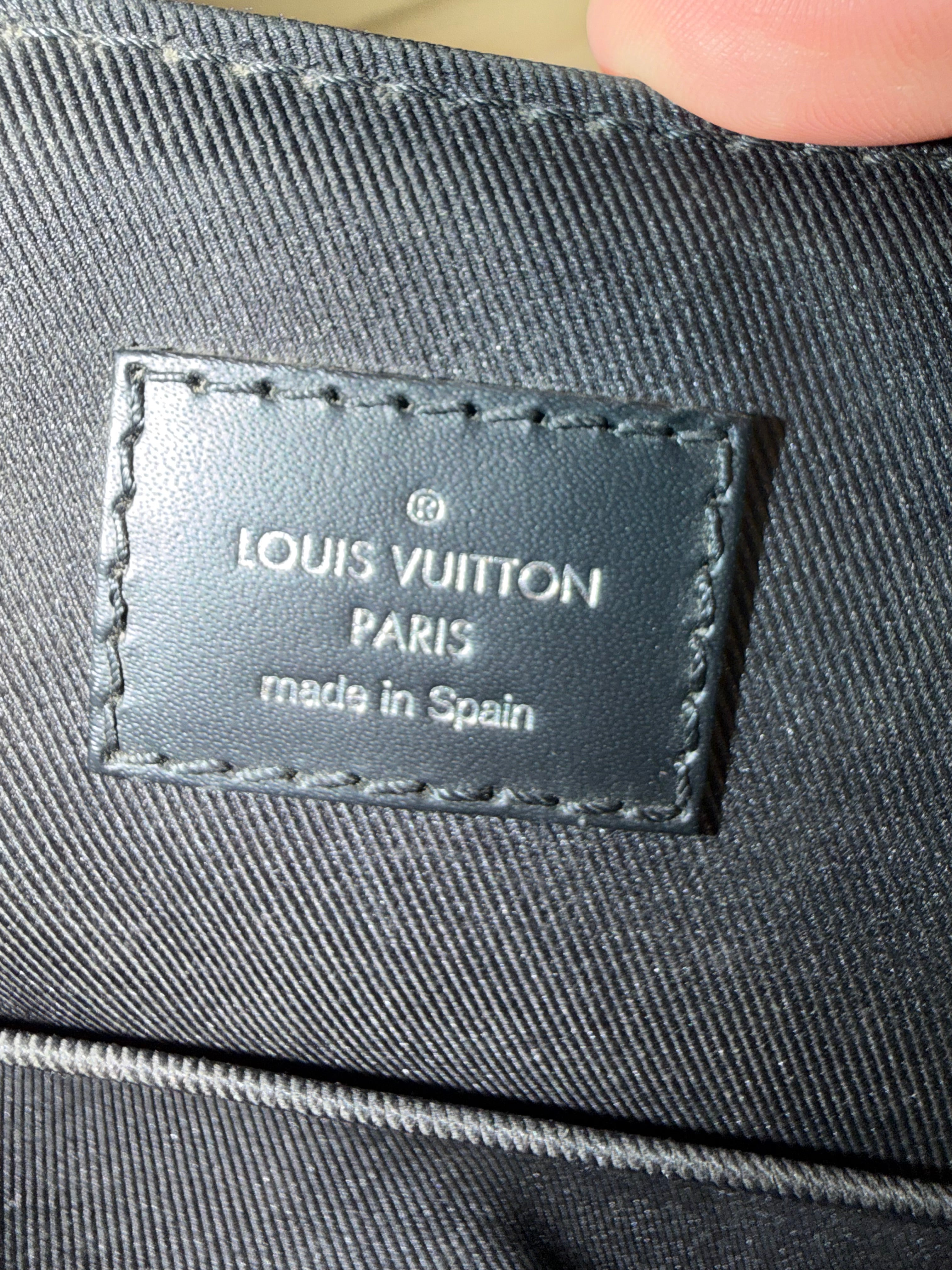 Louis Vuitton Men’s Damier Graphite Messenger Bag |