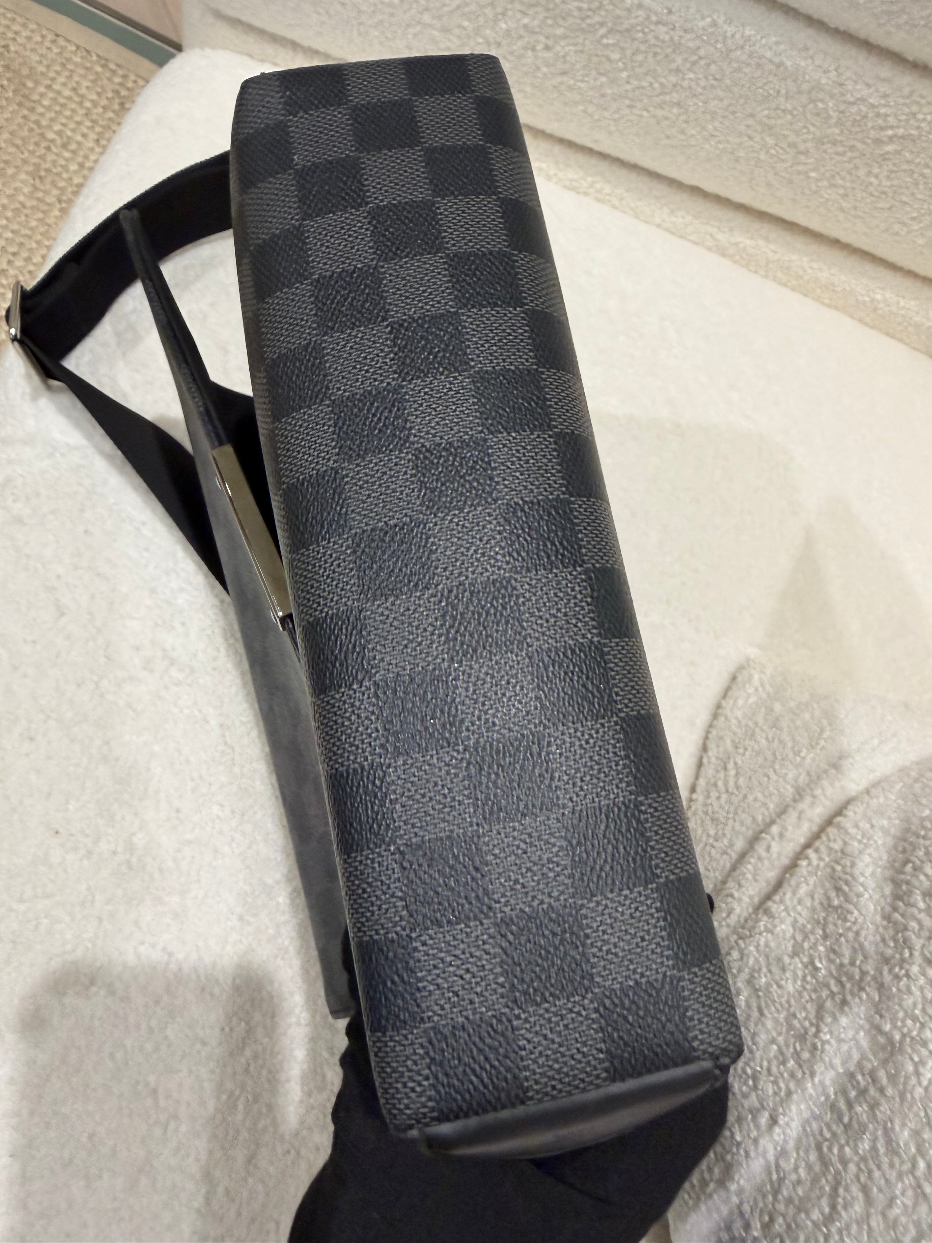 Louis Vuitton Men’s Damier Graphite Messenger Bag |